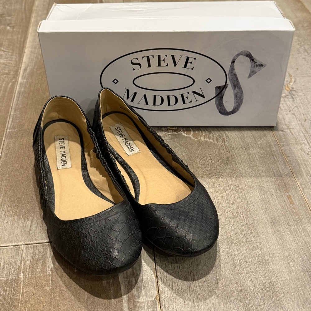 Jadee Steve Madden Black Faux Snake Women's Flats